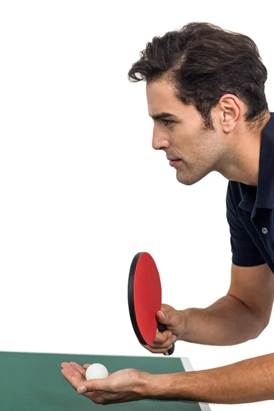 Selbstbewusster männlicher Athlet spielt Tischtennis — Stockfoto
