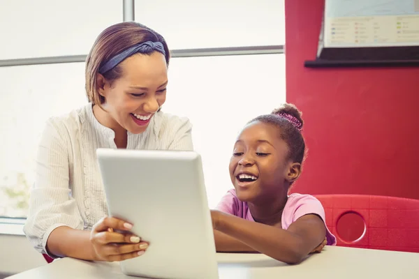 Professor e menina da escola usando tablet — Fotografia de Stock