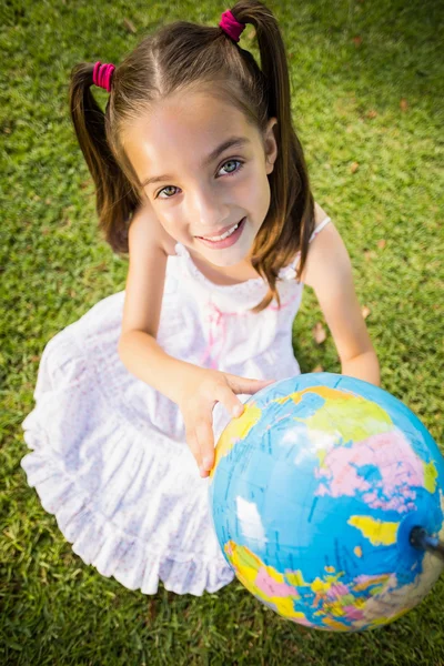 Giovane ragazza che tiene un globo — Foto Stock