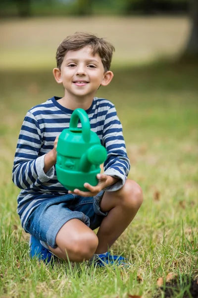 Niño sosteniendo una regadera — Foto de Stock