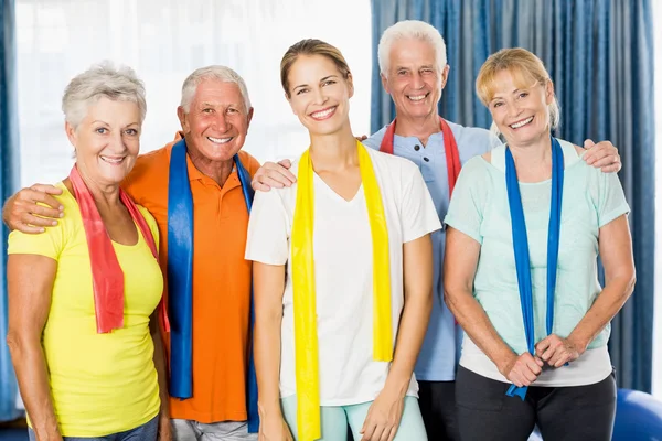 Instructor and seniors with stretching bands — Stock Photo, Image