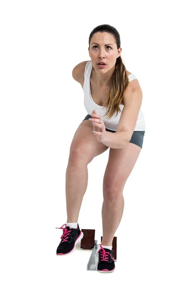 Mulher atleta confiante correndo de blocos iniciais — Fotografia de Stock