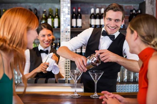 Freunde stehen am Tresen — Stockfoto