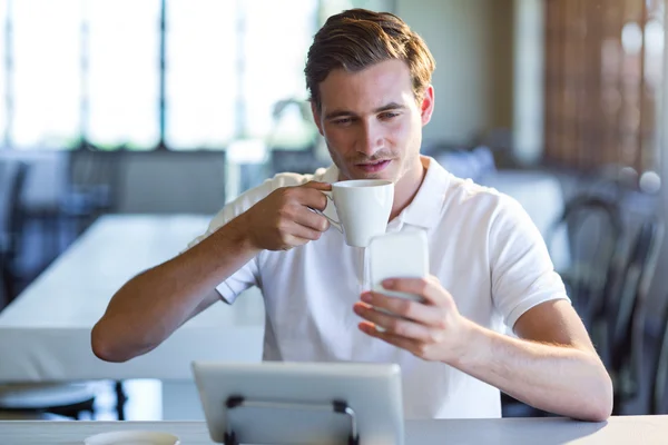 Homem usando telefone tomando café — Fotografia de Stock