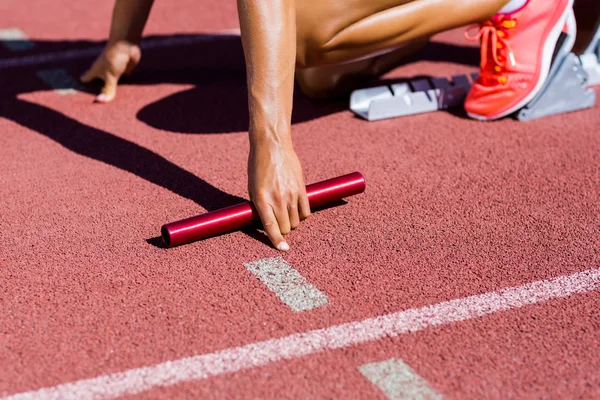 Kadın atlet bayrak yarışı başlatmak için hazır — Stok fotoğraf