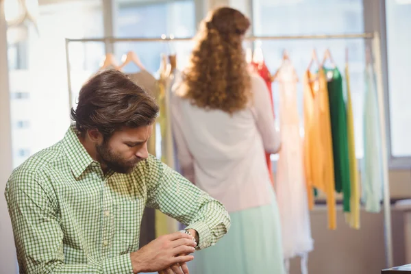 Coppia facendo shopping insieme — Foto Stock