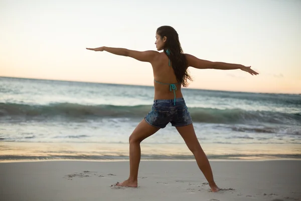 Kobieta wykonywania jogi — Zdjęcie stockowe