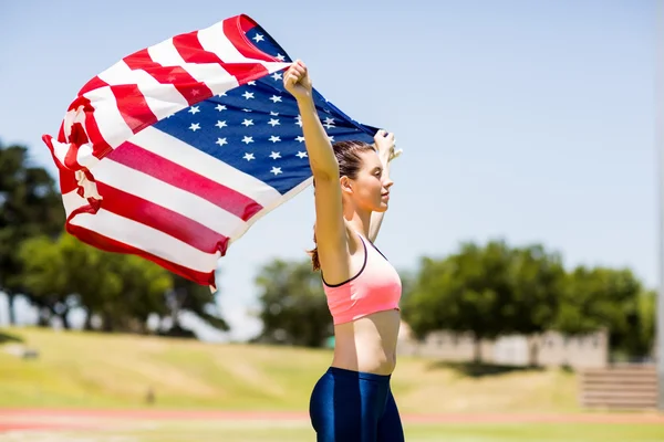 Женщина-атлет с американским флагом — стоковое фото