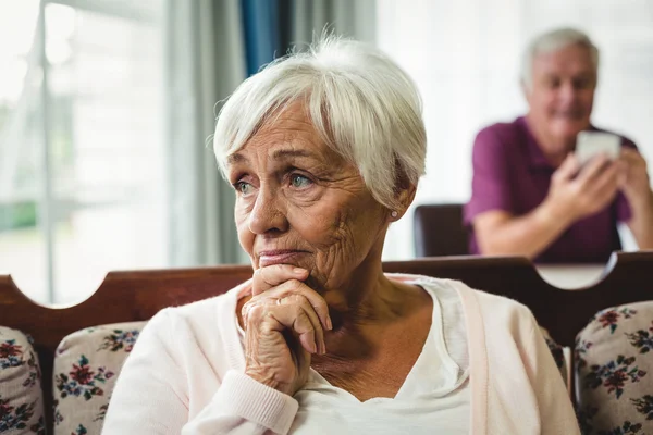 Zbliżenie zmartwiony senior kobiety — Zdjęcie stockowe