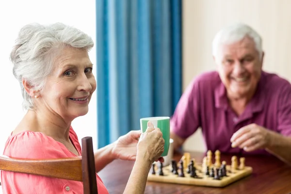 Seniorenpaar schaken — Stockfoto