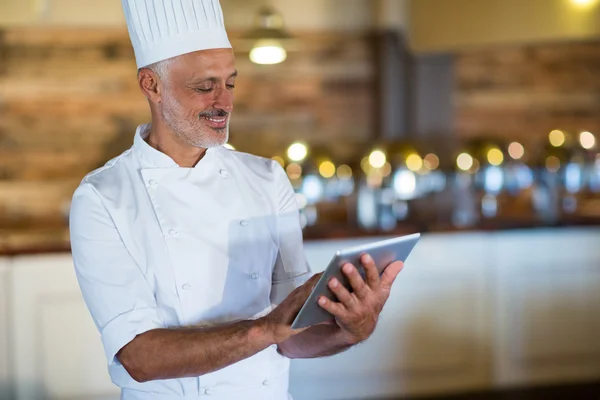 Lachende chef-kok met behulp van digitale Tablet PC — Stockfoto