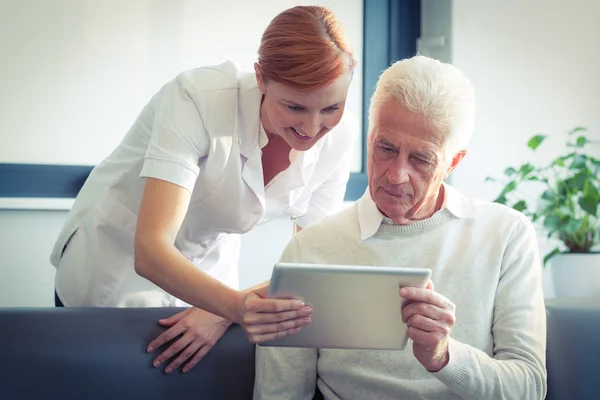 Kvinnlig sjuksköterska som visar medicinsk rapport — Stockfoto