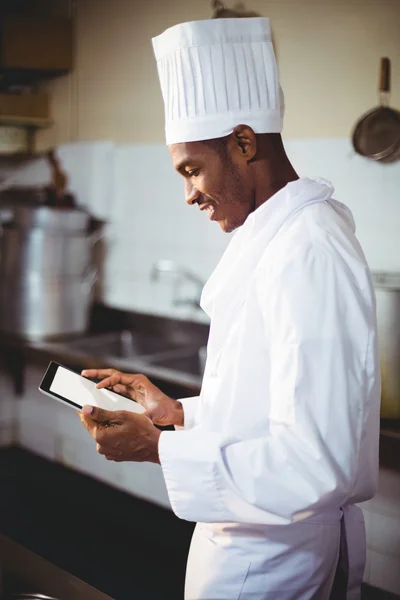 Chef utilisant une tablette numérique — Photo