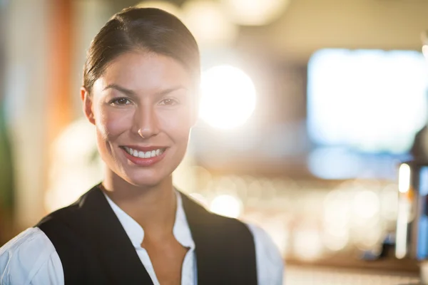 Lächelnde Kellnerin im Restaurant — Stockfoto