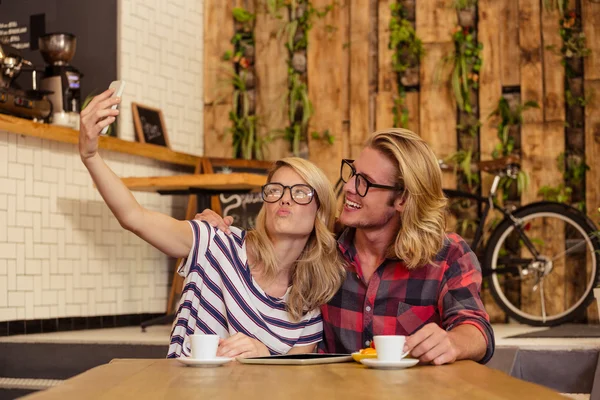 Pareja tomando una selfie — Foto de Stock