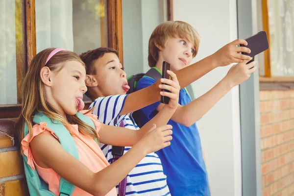 Scuola ragazzi prendendo selfie — Foto Stock