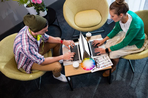 Coworkers utilizzando il computer portatile — Foto Stock