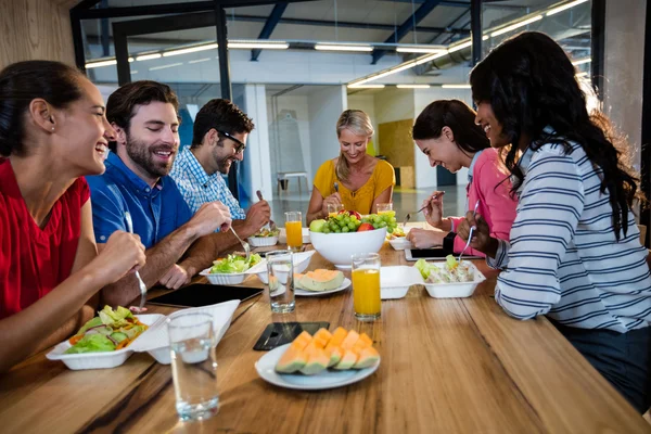 Equipe de negócios casual comendo juntos — Fotografia de Stock