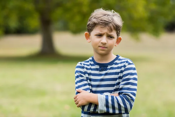 Chateado menino com braços cruzados — Fotografia de Stock