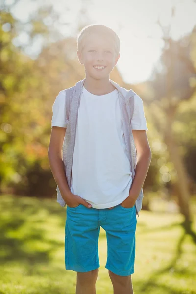 Pojken står med händerna i fickan — Stockfoto