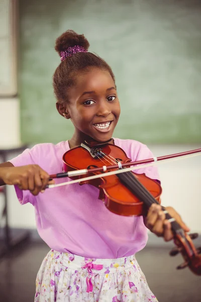 女学生在教室里的小提琴演奏 — 图库照片