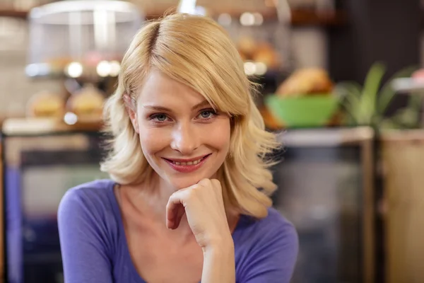 Smiling customer in restaurant — Stock Photo, Image