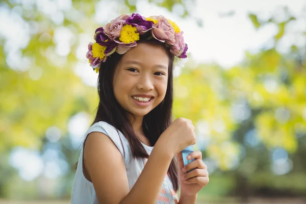 Ragazza che tiene la bacchetta della bolla — Foto Stock