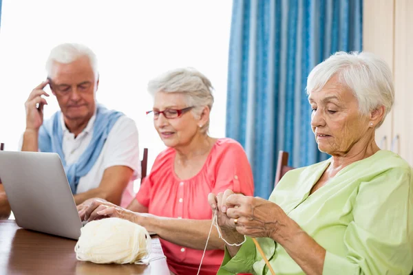 Senioren samen tijd doorbrengen — Stockfoto