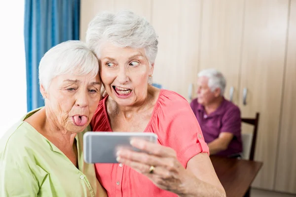 Senior vrouwen nemen een selfie — Stockfoto