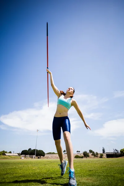 Atleta feminina jogando um dardo — Fotografia de Stock