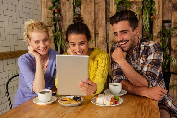 Happy friends enjoying together — Stock Photo, Image