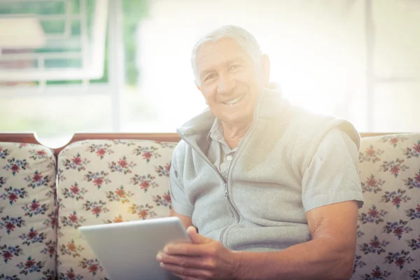 Portret van senior man met behulp van digitale Tablet PC — Stockfoto