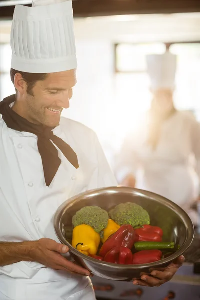 Chef mostrando tazón de verduras — Foto de Stock