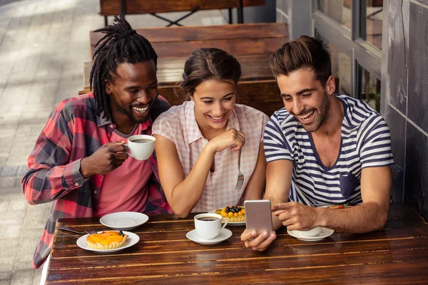 Amigos usando smartphone juntos — Foto de Stock