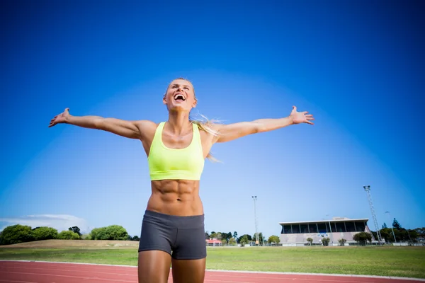 Aufgeregte Athletin posiert nach Sieg — Stockfoto