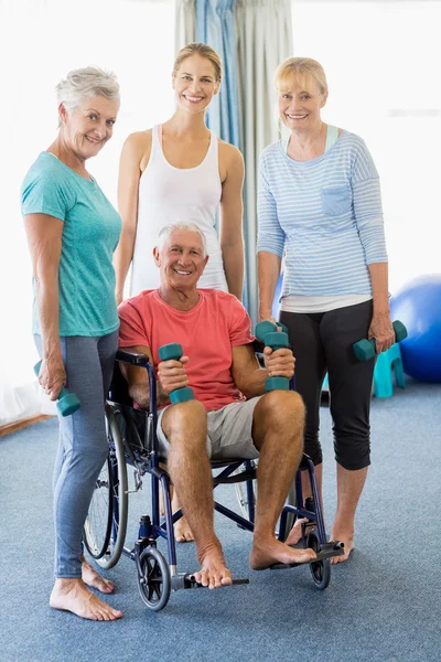 Senioren mit Gewichten — Stockfoto