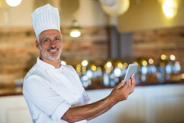 Chef utilisant une tablette numérique — Photo