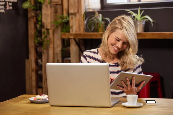 Business woman holding a tablet — Stock Photo, Image