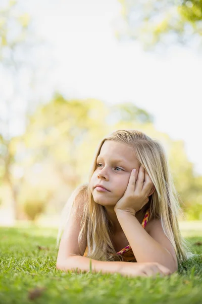 Jeune fille couchée sur l'herbe — Photo