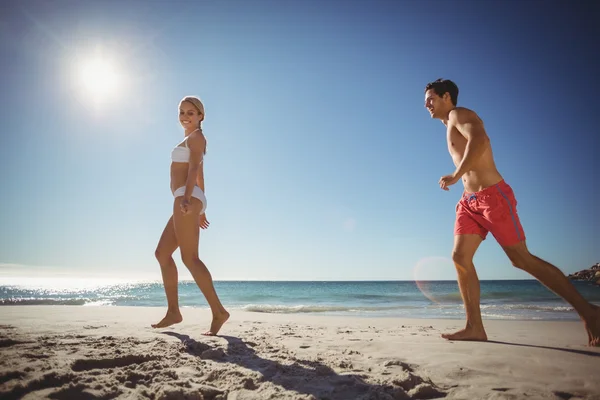 Paar läuft am Strand — Stockfoto