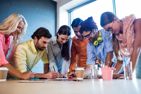 Designer zeichnen im Büro — Stockfoto