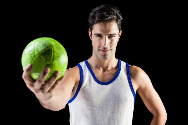 Retrato de atleta masculino feliz sosteniendo una pelota — Foto de Stock