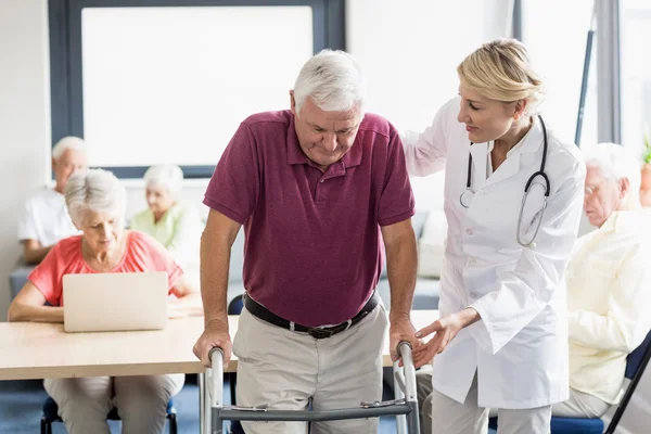 Sjuksköterskan att hjälpa äldre med stöd — Stockfoto