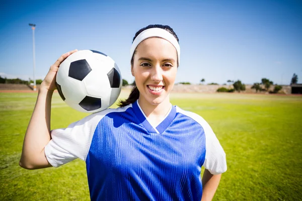 Gelukkig voetballer permanent met een bal — Stockfoto