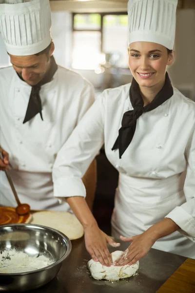 Jefes de cocina haciendo masa de pizza —  Fotos de Stock