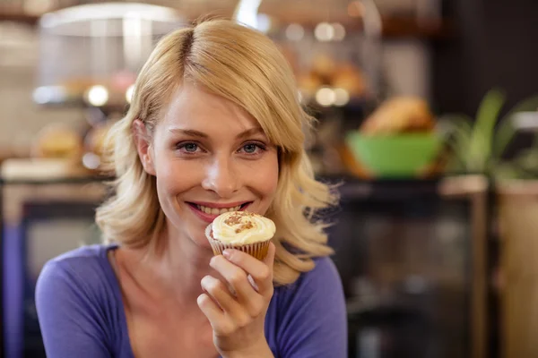 Kunden håller en muffin — Stockfoto