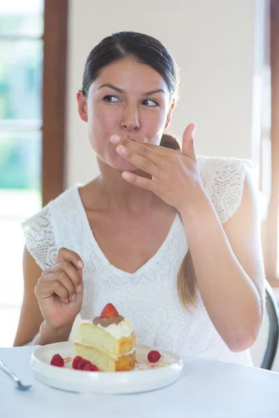 Frau mit Gebäck im Restaurant — Stockfoto