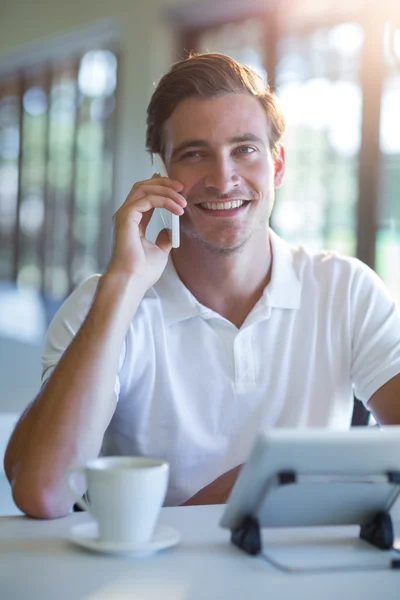 Усміхнений чоловік говорить по телефону — стокове фото