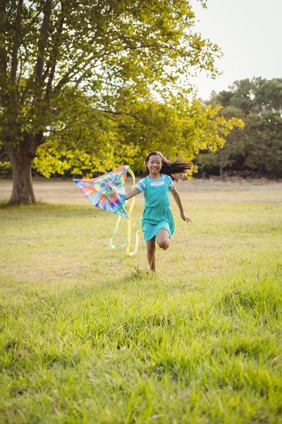 Meisje speelt met de kite in park — Stockfoto