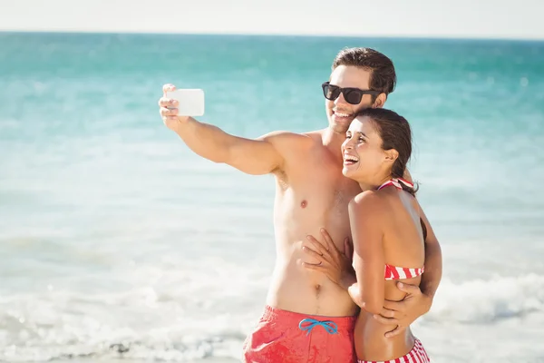 Junges Paar macht Selfie am Strand — Stockfoto